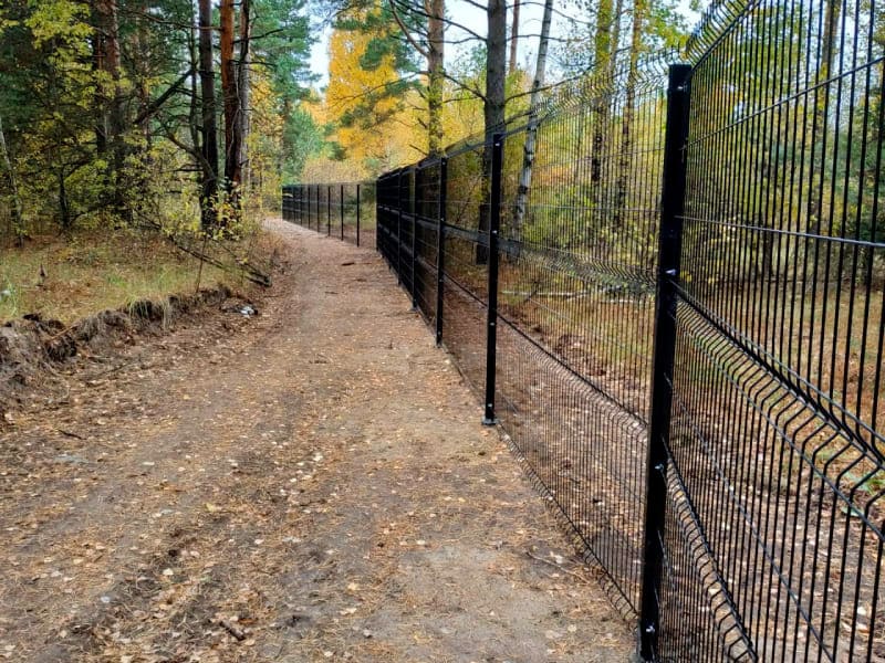 Установка забора с откатными воротами